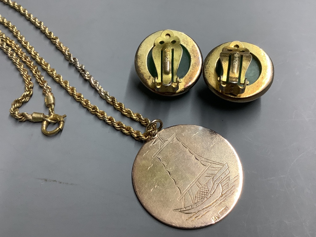 A Chinese 14K gold circular pendant, on gilt metal chain and a pair of carved green jade cabochon and silver gilt clip-on earrings 7.3g (pendant)